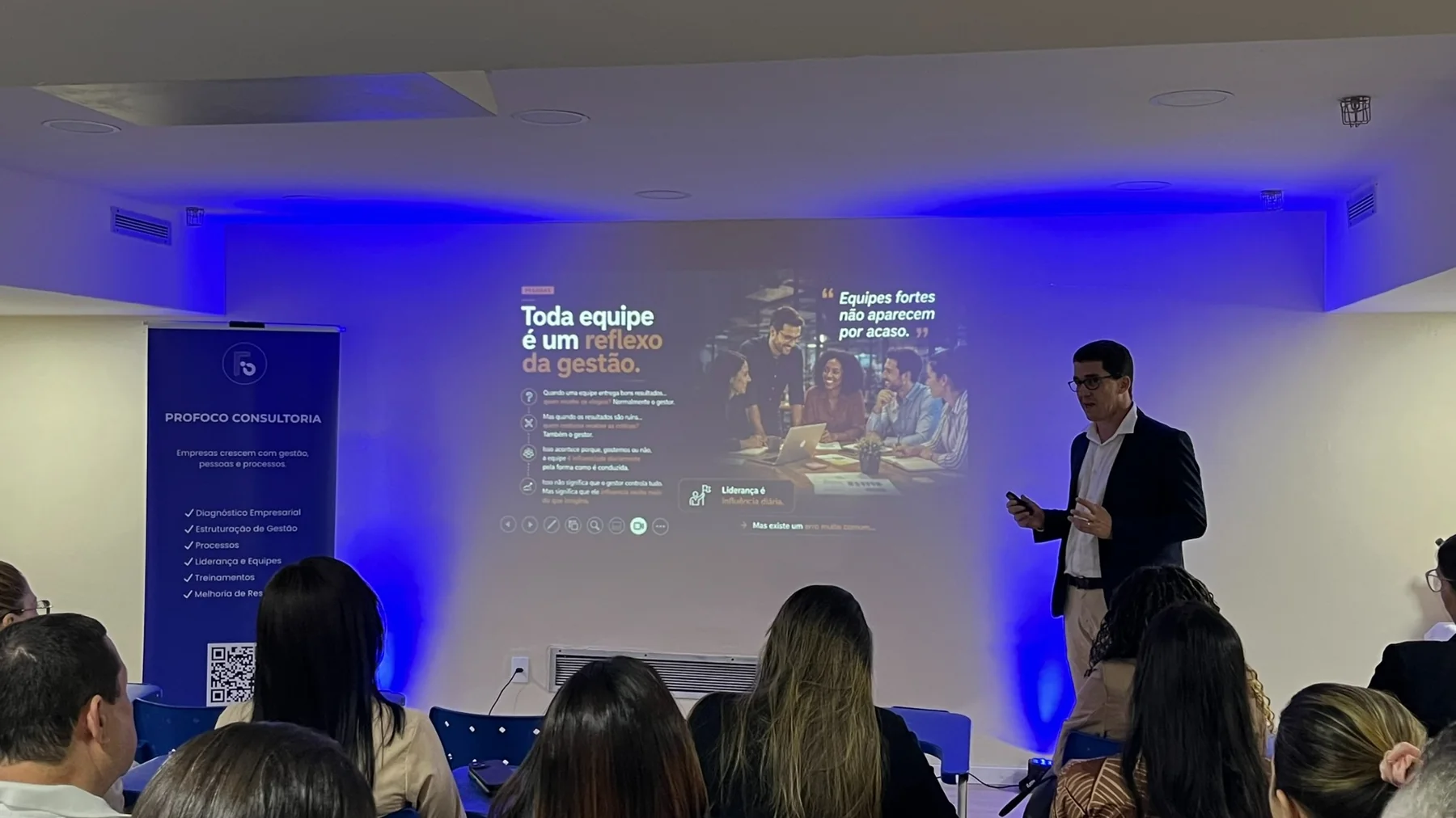 Michell Henrique conduzindo um encontro de desenvolvimento com gestores em Maceió.